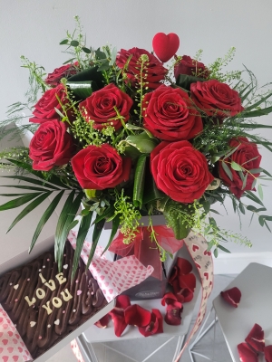12 Red Rose Handtie with I Love You Brownie