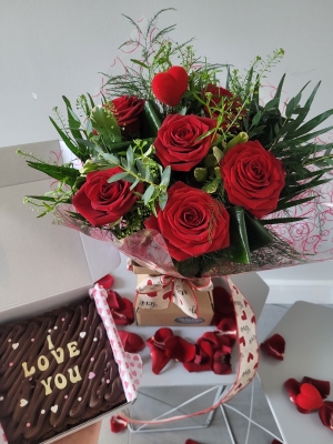 6 Red Rose Handtie with I Love You Brownie