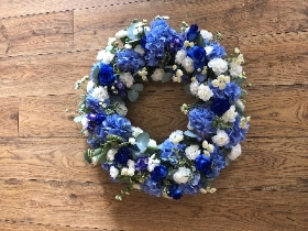 Blue loose wreath
