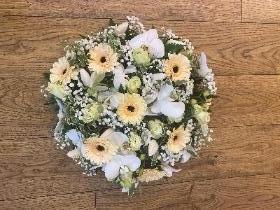 Elegant cream posy